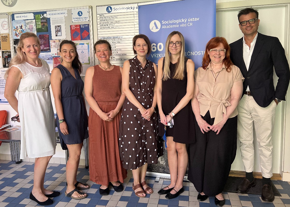 Fotografie ze setkání se zástupci Švýcarského velvyslanectví a Ministerstva financí ČR v rámci projektu CORISS (Foto: SOÚ AV ČR) Fotografie ze setkání se zástupci Švýcarského velvyslanectví a Ministerstva financí ČR v rámci projektu CORISS (Foto: SOÚ AV ČR)
